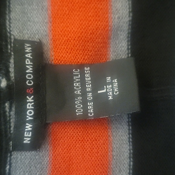 V-Neck Plunge Black & Red Striped Short Sleeve Sweater by New York & Co, Size: L - Picture 6 of 7